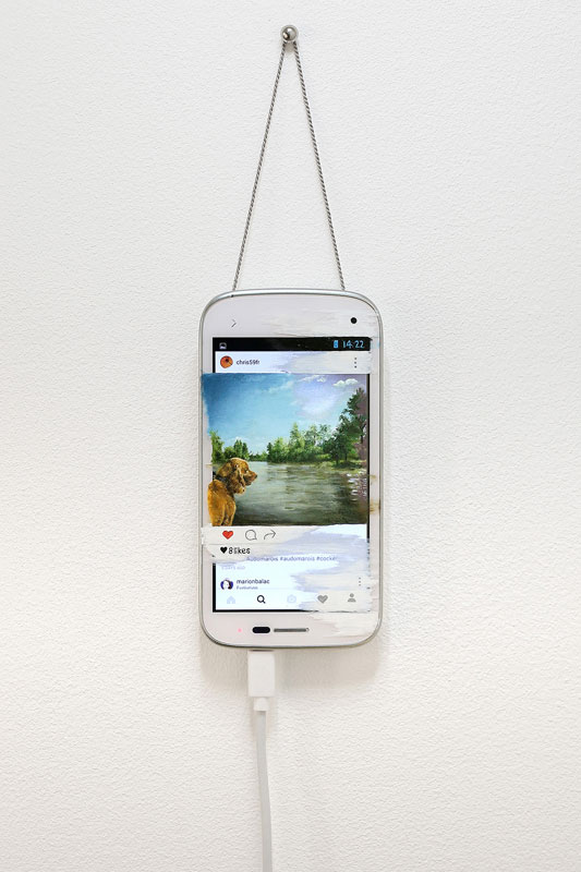 Téléphone accroché au mur avec son cordon de soie torsadé compose l'oeuvre de Maxime Marion