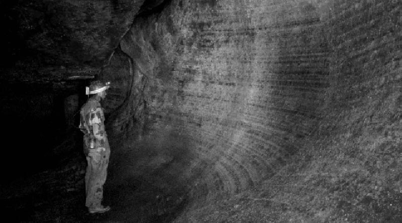 Le géologue Michel Siffre à l’intérieur du gouffre de Scarasson où il réalisa en 1962 une première expérience hors du temps (ou sur le temps psychologique), claustré durant 2 mois sans repère temporel