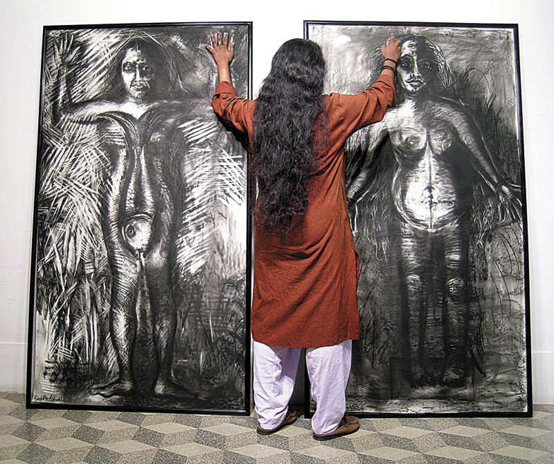Sajitha Shankhar avec ses œuvres de la série Archétypes, 2003, fusain sur papier, 180 x 105 cm, National Gallery of Modern Art, India