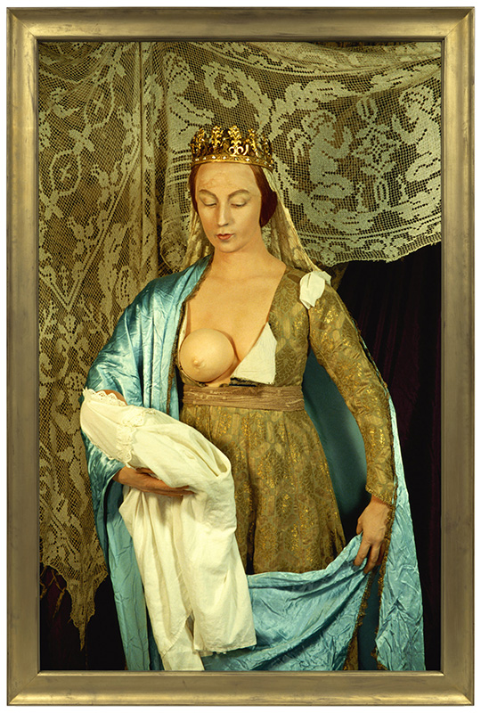 Une peinture d'une femme au sein nu par l'artiste Cindy Sherman, Untitled 216