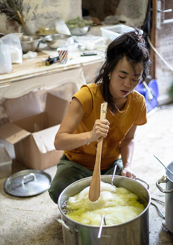 Natsuko Uchino en train de mélanger un préparation pour la fermentation