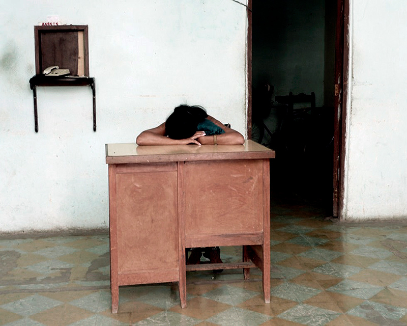 Une personne en train de dormir au bureau, Cuba