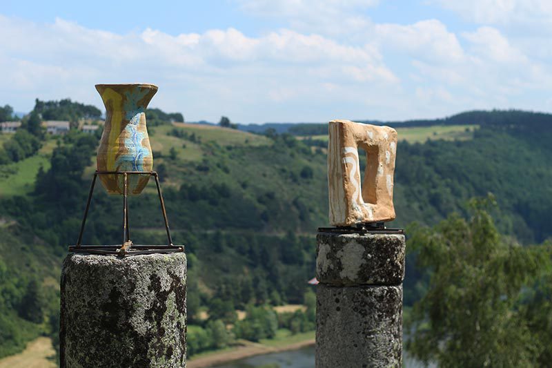 Deux sculptures en céramique posés sur socle lors de la Biennale d’art contemporain de Saint Flour par l'artiste Natsuko Uchino