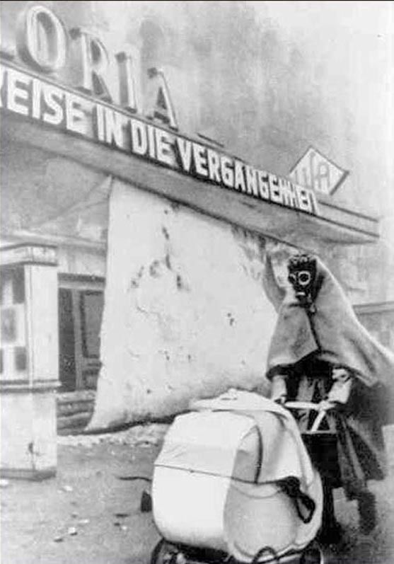 Berlin Kurfürstendamm, 1943 Wolf Strache, femme avec masque à gaz avec une poussette durant un bombardement