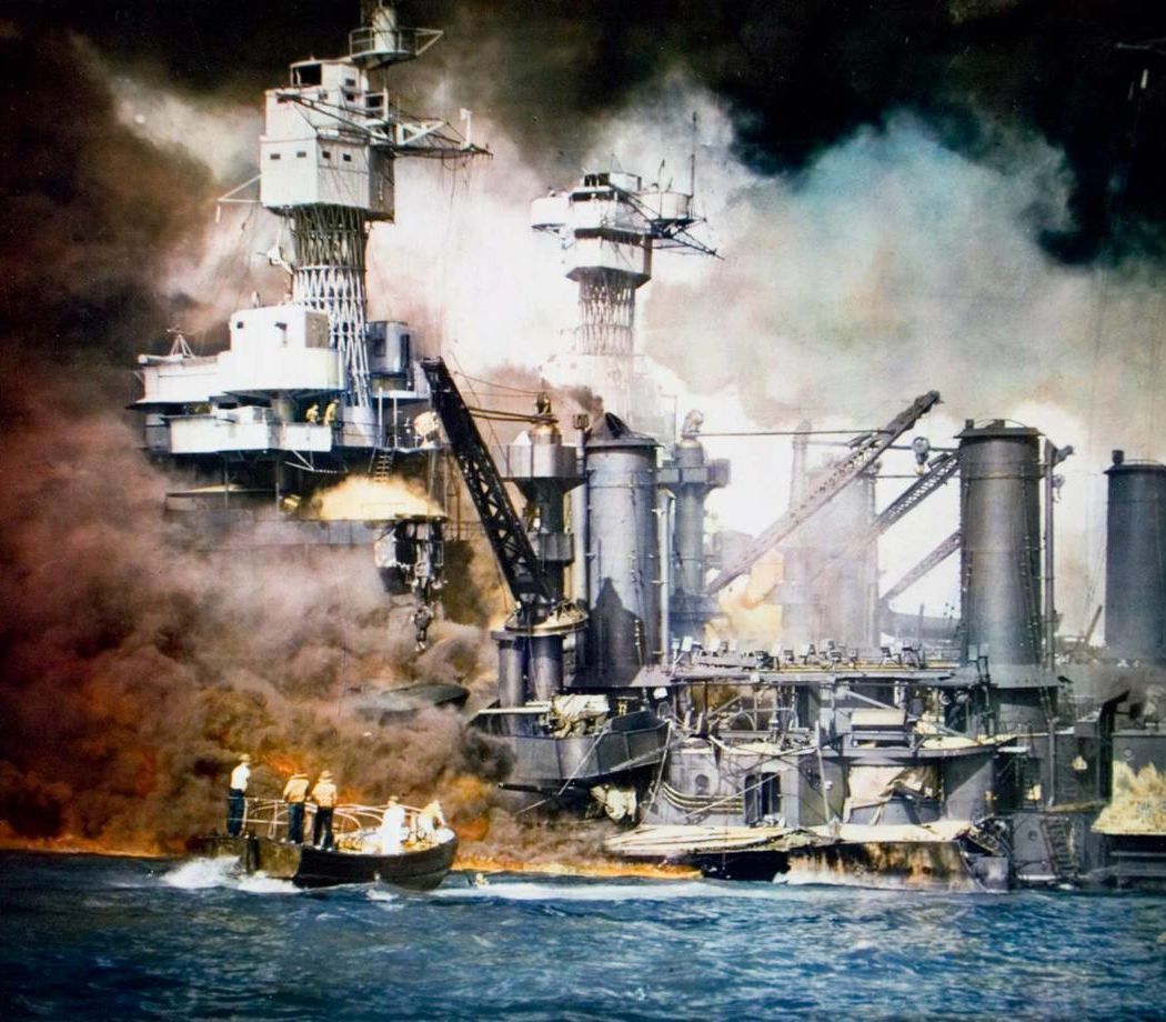Photo colorisée de sauveteurs portant assistance aux survivants du navire USS West Virginia peu de temps après l’attaque japonaise sur Pearl Harbor