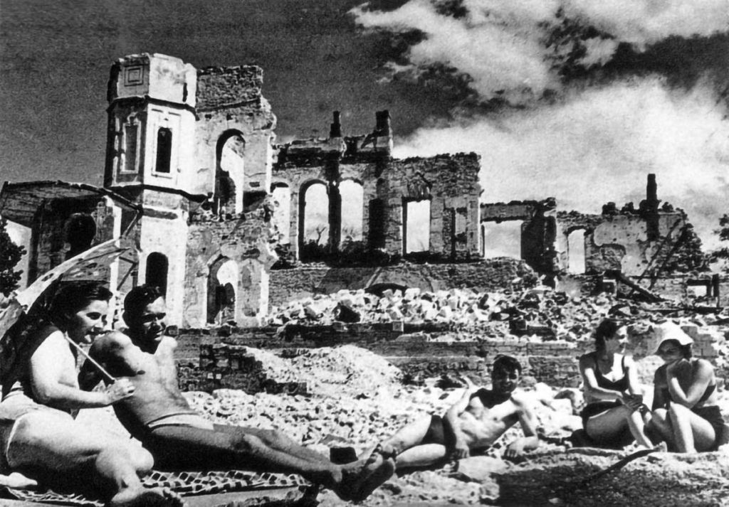 Evgueni-Khaldei-Bain-de-soleil-a-Sébastopol-(la-vie-continue)-9-mai-1944