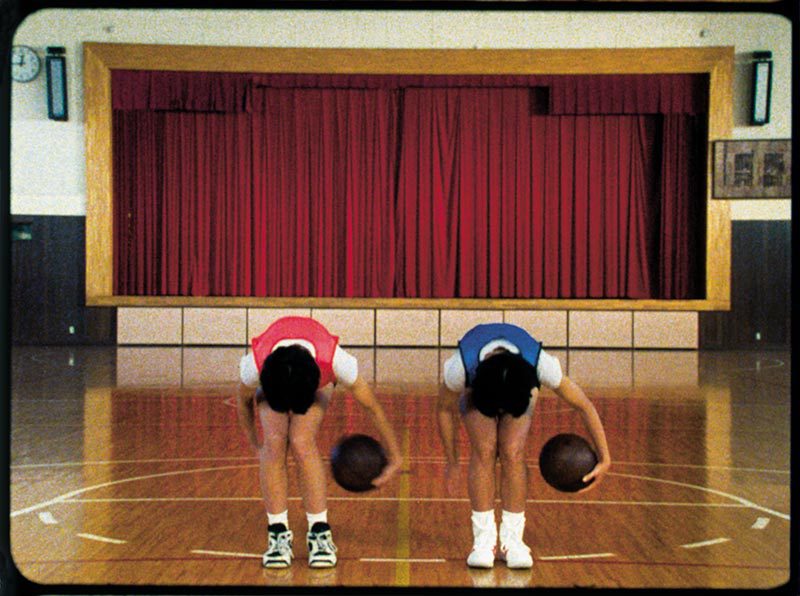 Deux enfants courbés dans une salle de sport est l'extrait du filme Goshogaoka de Sharon Lockhart