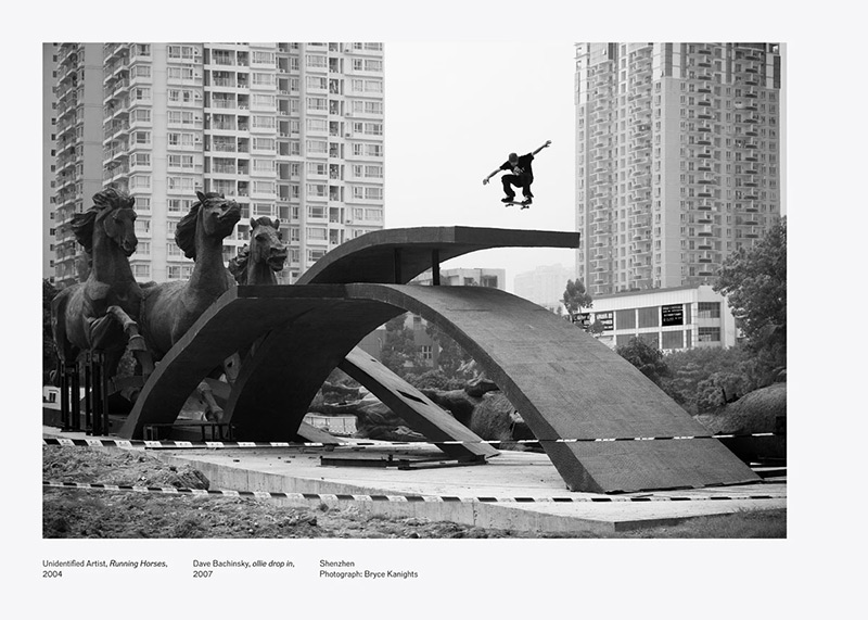 Skateur exécutant une figure sur une œuvre dans l'espace public, Shenzhen