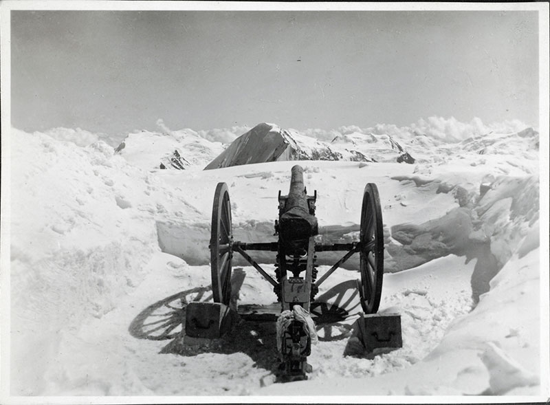 Pièce d'artillerie dans les Alpes
