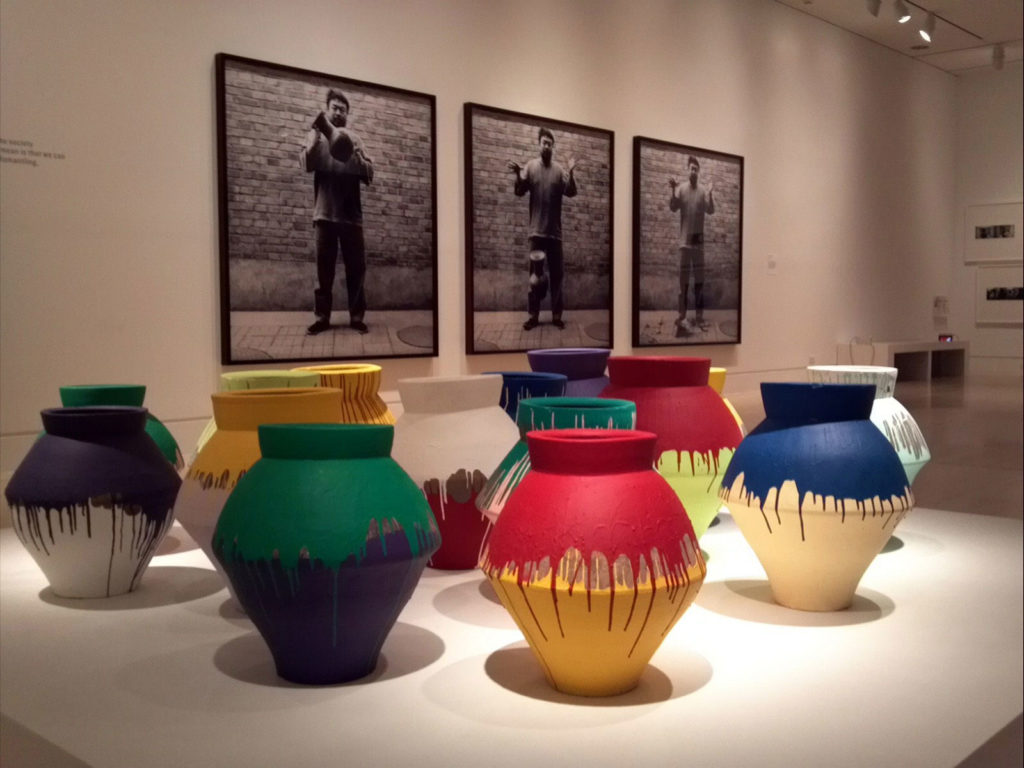 Ai WeiWei, vue d'exposition avec la série de vases
