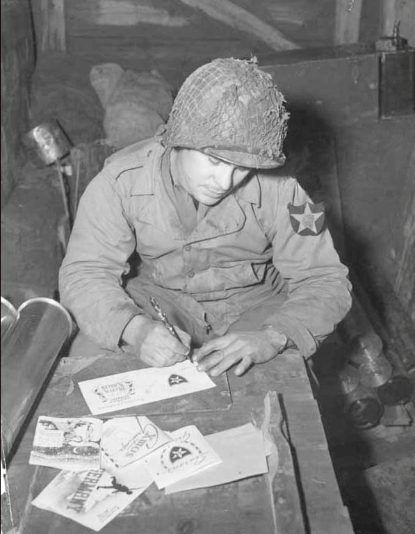 Soldat américain adressant des cartes de Noël depuis un entrepôt de munitions d’Hackenfeld en allemagne, le 30 nov 1944