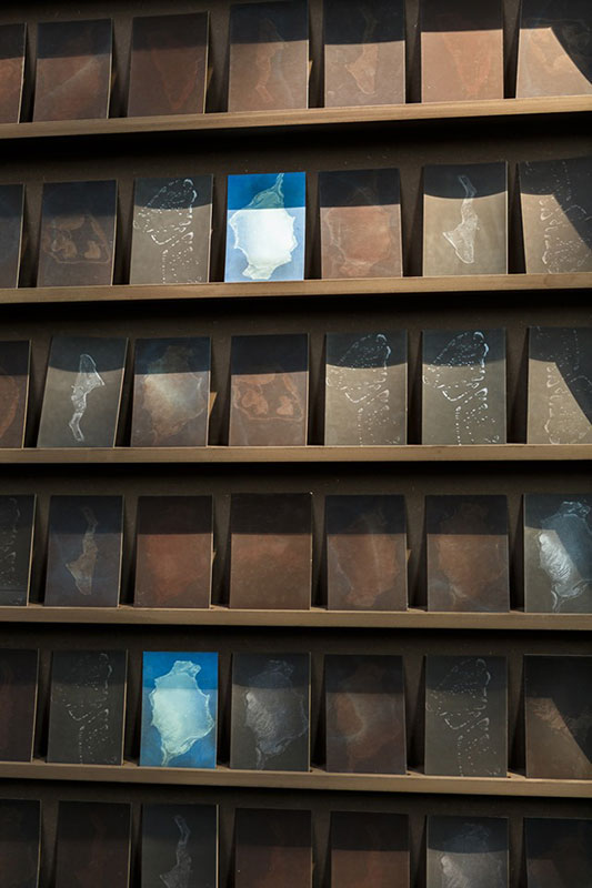 Stéphanie Roland, Science-fiction Postcards, 2013. Sculptural installation, impression thermochromic sur carton, présentoir de cartes postales, écran de chaleur, dimensions variables