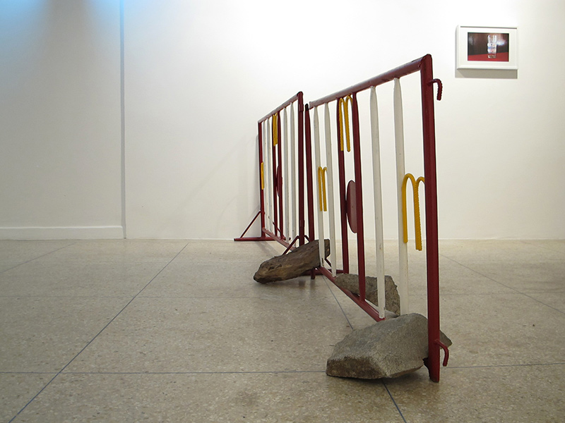 Younes Baba Ali, Barrières, 2013. Installation. Dimensions variables. Courtesy de l’artiste.