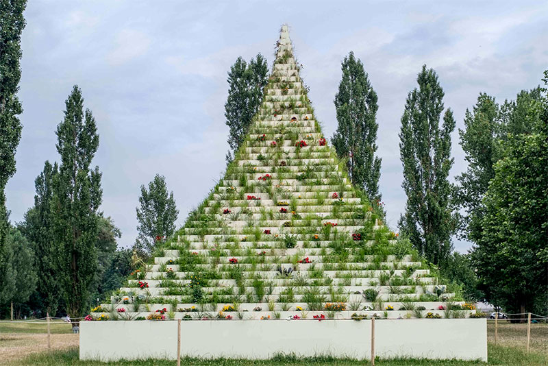 Agnes Denes, a living pyramid