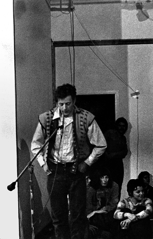 Philip Glass, performance lors de Soup & tart, The Kitchen, New York, 30 novembre 1974 (Photo : Peter Grass)
