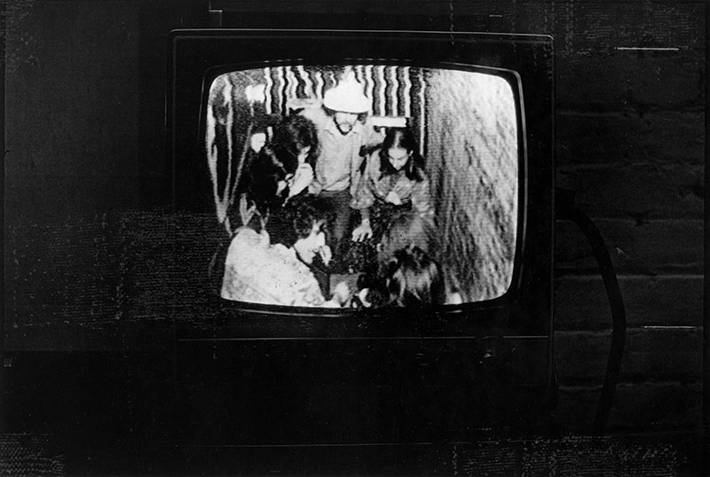 Larry Rivers - About 405 East 13th Street #1, 1973 Un écran de télévision di use, à l’intérieur du loft, ce qui se passe dans l’ascenseur de l’immeuble. (Photo : Gianfranco Mantegna)