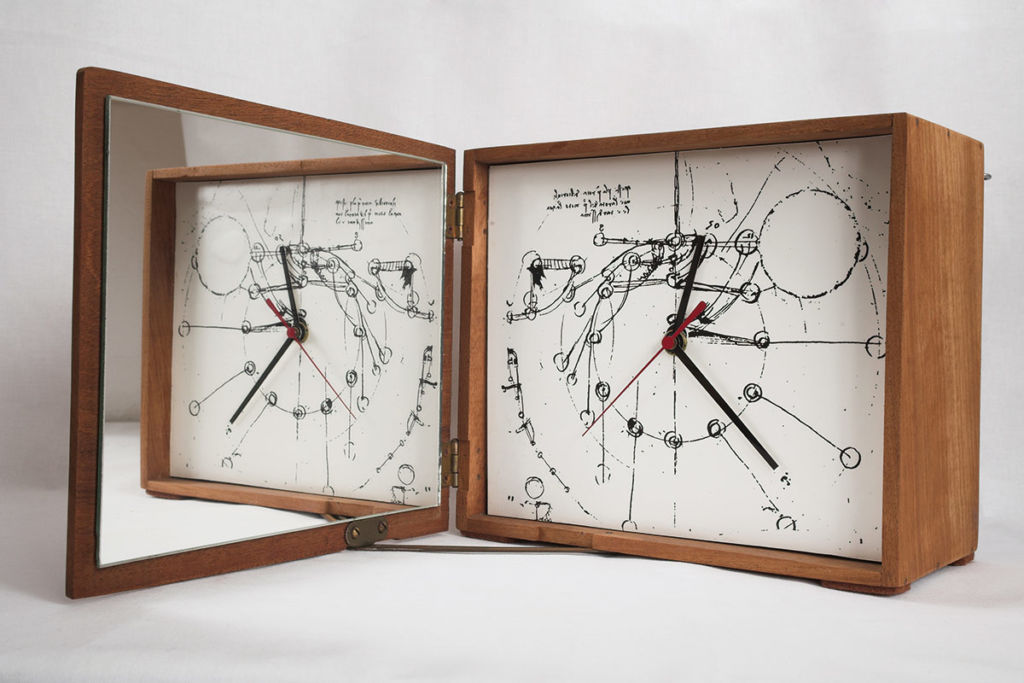 Jean Dupuy, Leo's Clock, 1972 boîte en bois, mouvement d’horloge, aiguilles, tirage photographique et miroir, 20,5 x 24 x 12,5 cm (fermée) (Photo : Nicolas Calluaud)