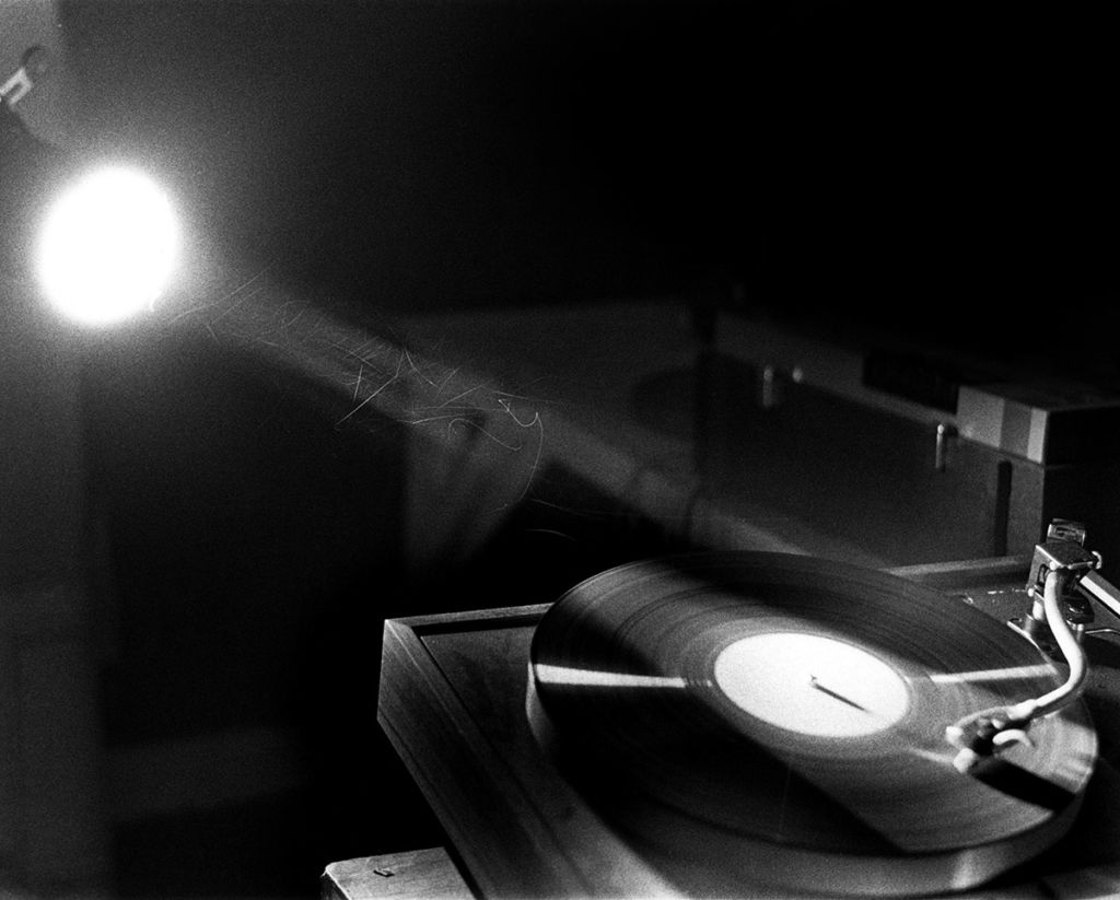 Jean Dupuy, Aero air #2, 1972 disque muet, tourne-disque, ampli cateur, écouteurs, projecteur et télescopes Vue de l’exposition Three new pieces, Sonnabend Gallery, New York, 1972
