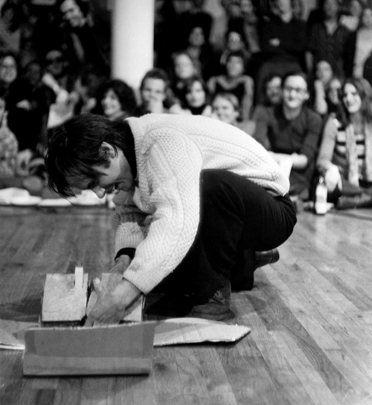 Gordon Matta-Clark, performance lors de Soup & Tart, The Kitchen, New York, 30 novembre 1974 (Photo : Peter Grass)